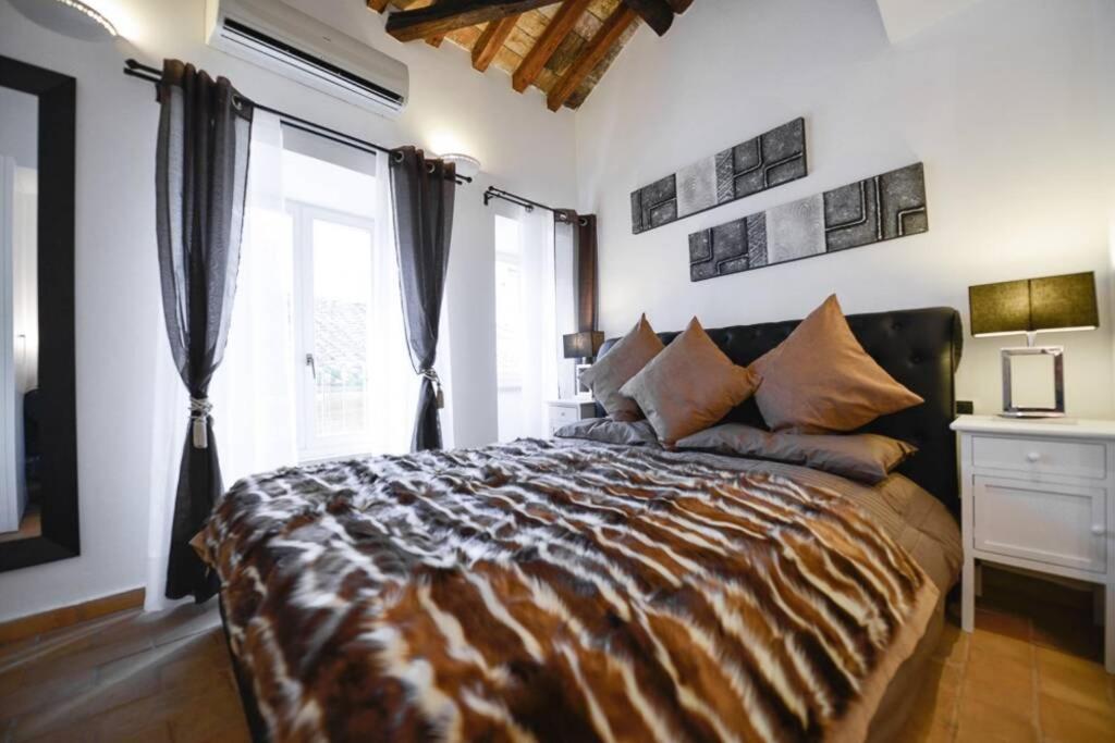 Ibernesi - Charming Apartment At The Roman Forums Bagian luar foto